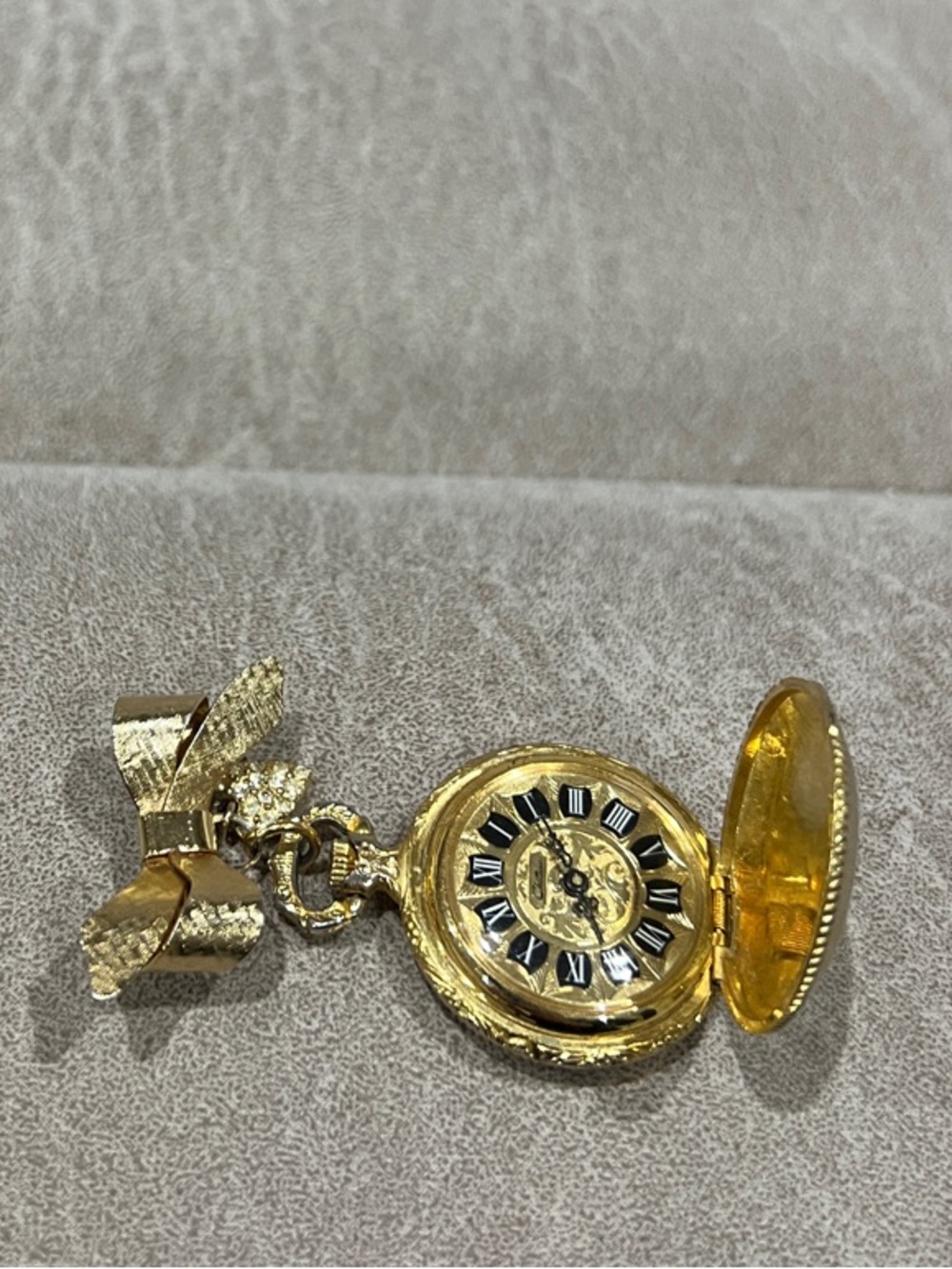 Vintage Chateau ladies' lapel / brooch pocket watch